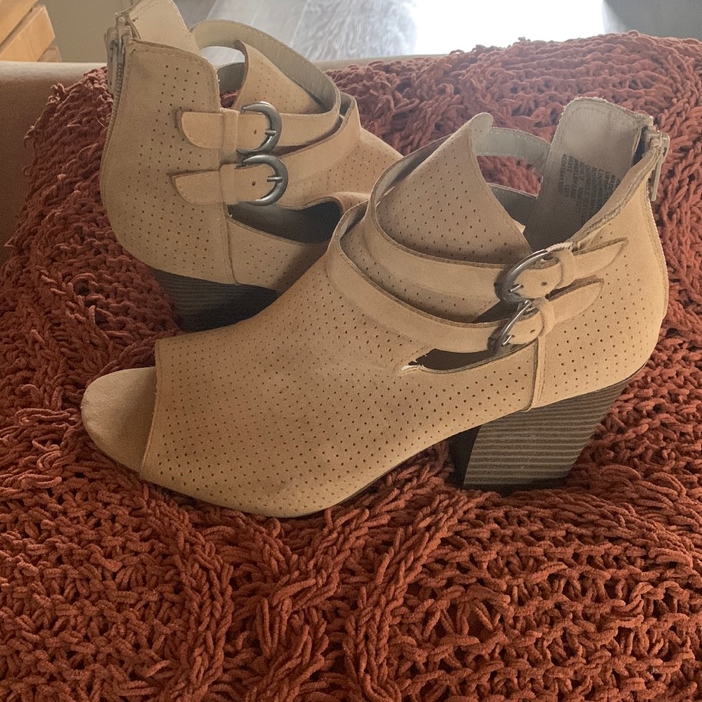 Women’s boot.
